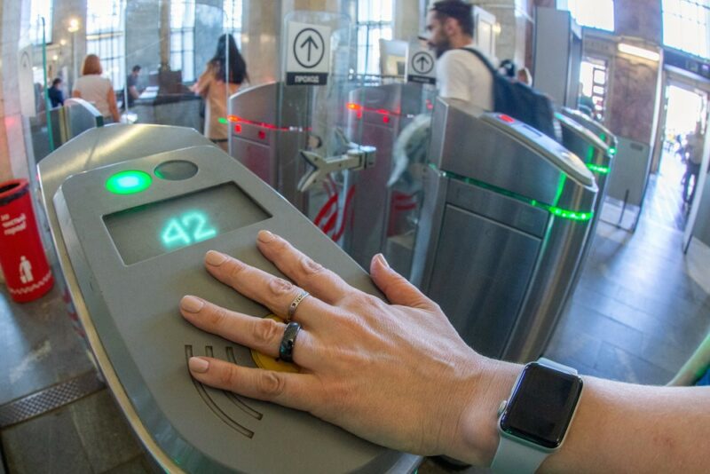 Пользование электронным кольцом в метро